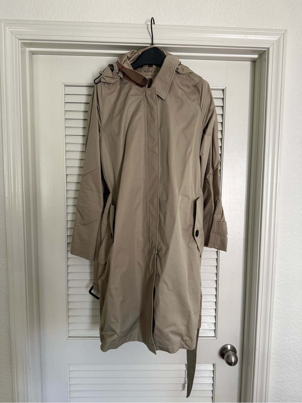 BURBERRY Beige Hooded Trench Coat - Classic Lightweight Outerwear